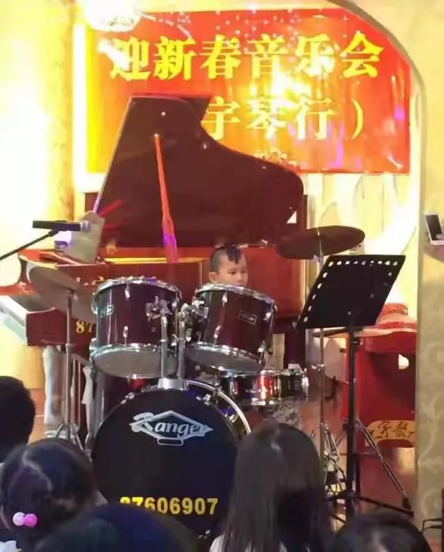 学员架子鼓表演