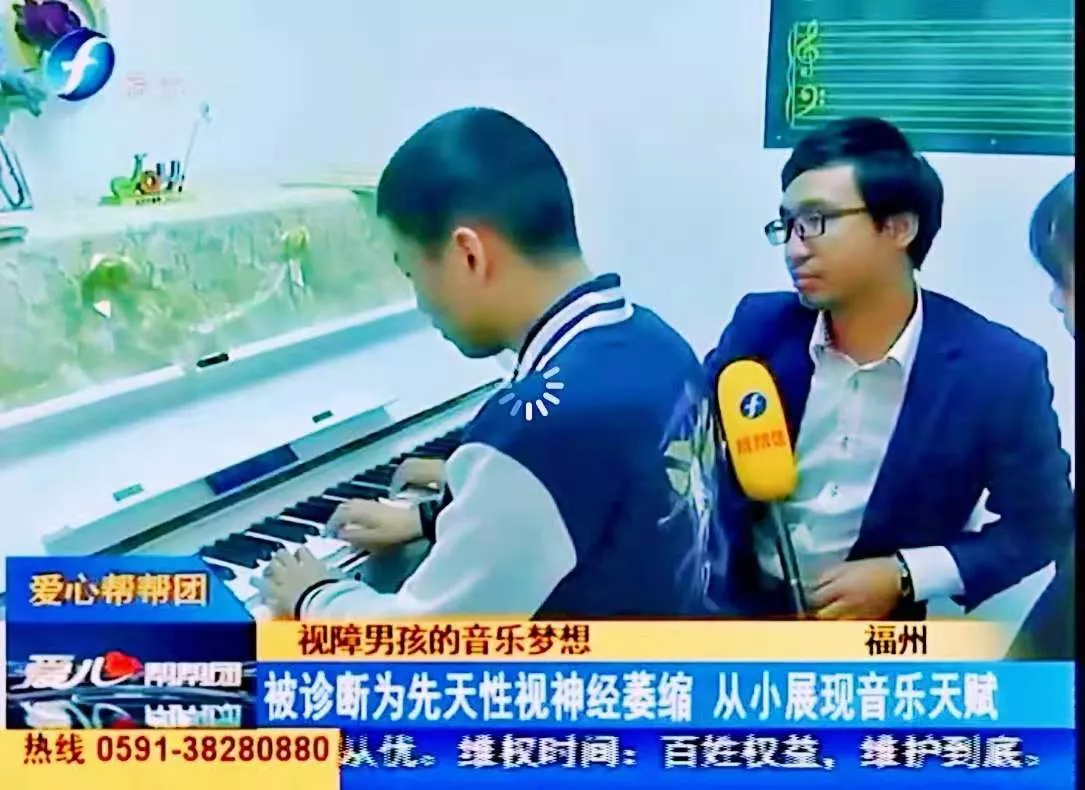 盲童学员和翟老师接受媒体采访
